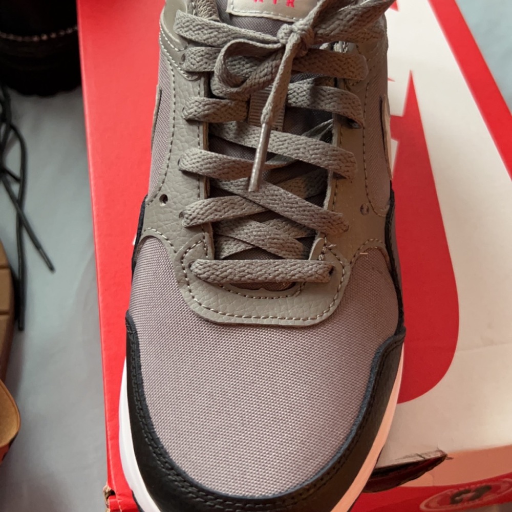 Nike sneaker size 8.5 Womens New in box